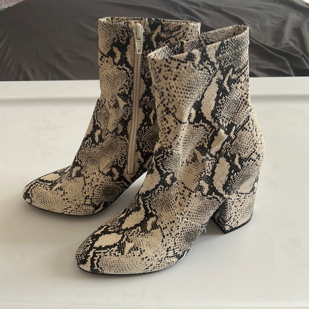 Steve Madden Revolution Snakeskin Boots Size 6.5